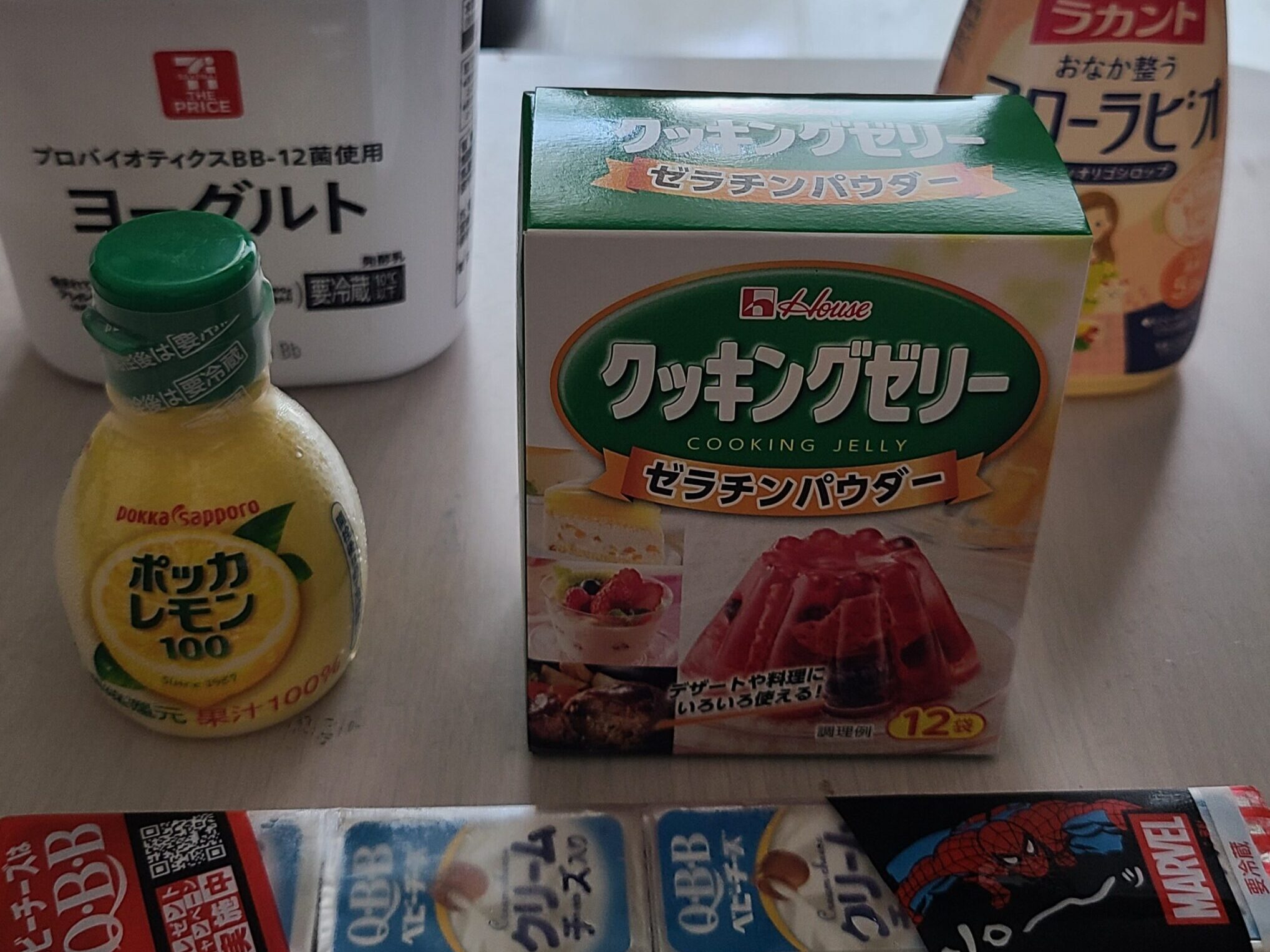 無糖ヨーグルト、ラカントフローラビオ、ポッカレモン、ハウスクッキングゼリーゼラチンパウダー、QBBベビーチーズクリームチーズ入りを紹介している写真。
