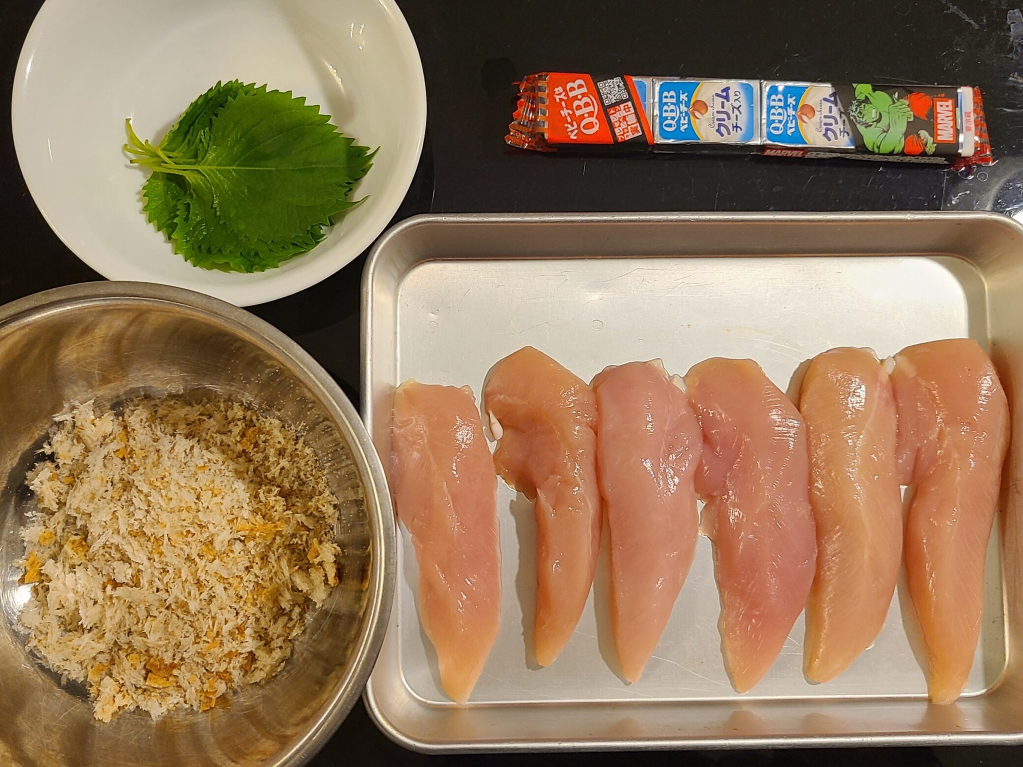 チキンカツの材料の写真です。大葉、ベビーチーズ、鶏ささみ、パン粉です。