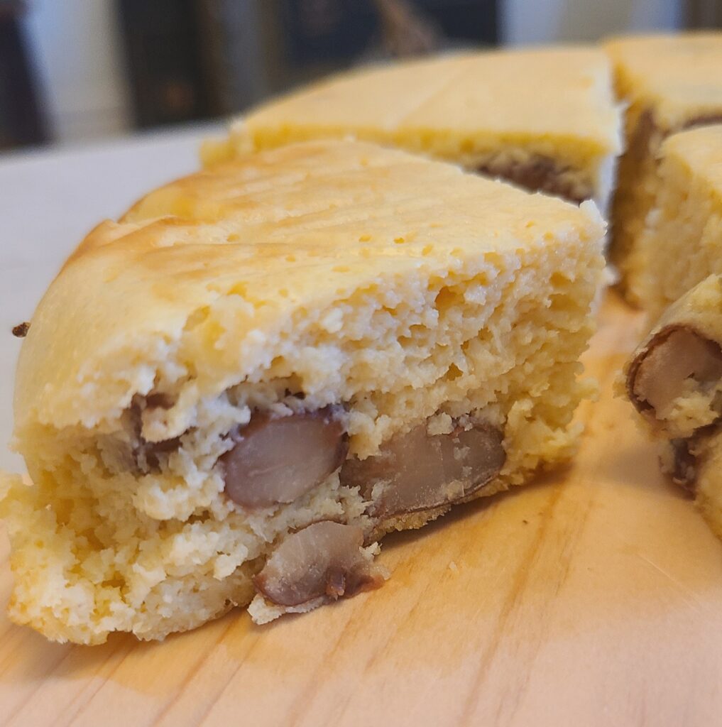 カットされたおからパウンドケーキの断面図。