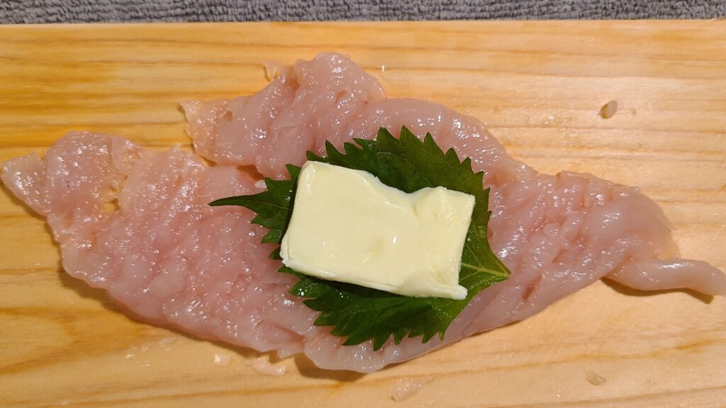 大葉とチーズが乗った鶏ささみの写真。