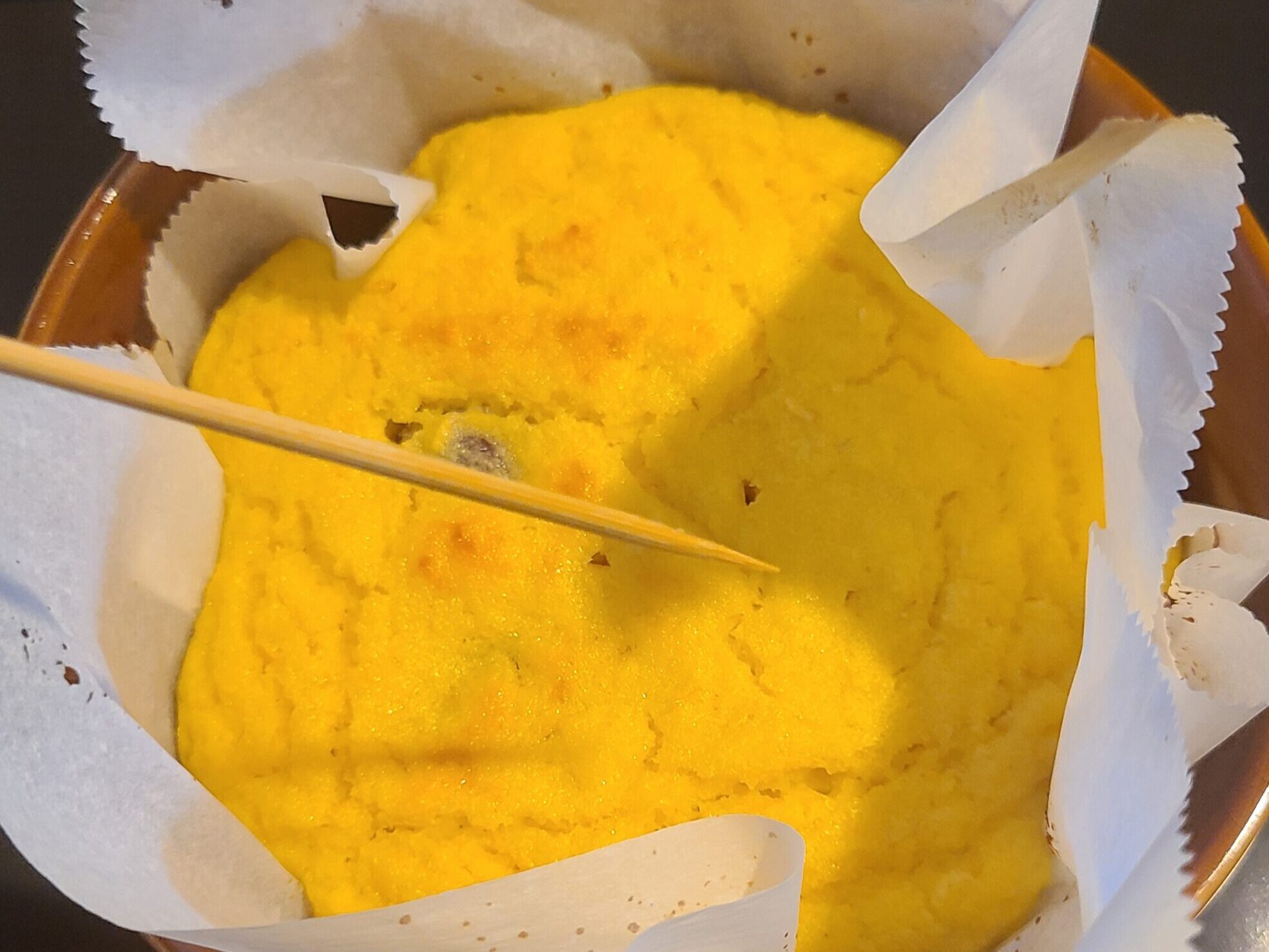 焼き上がったおからのパウンドケーキに竹串をさして生かどうかチェックしている様子。