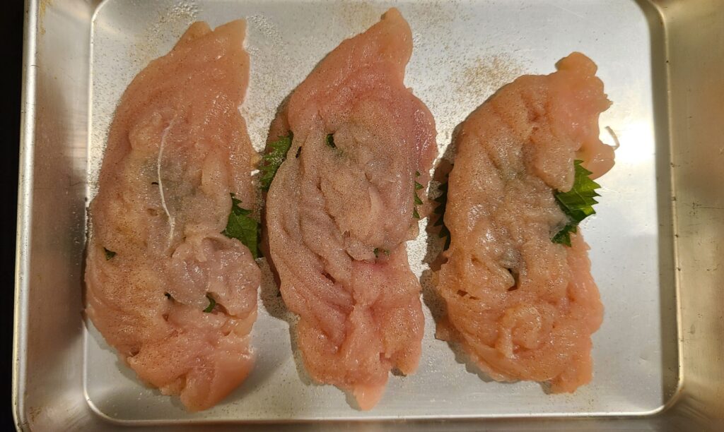 焼く前の鶏ささみチキンカツ3つの写真。