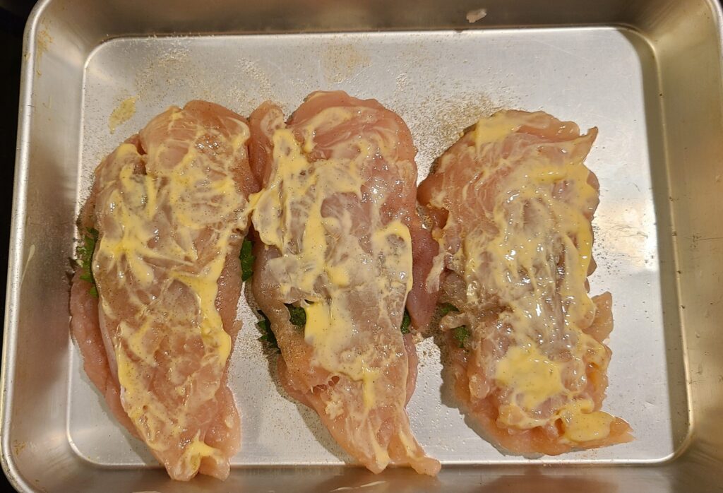 生のチキンカツの表面にマヨネーズを塗った様子。