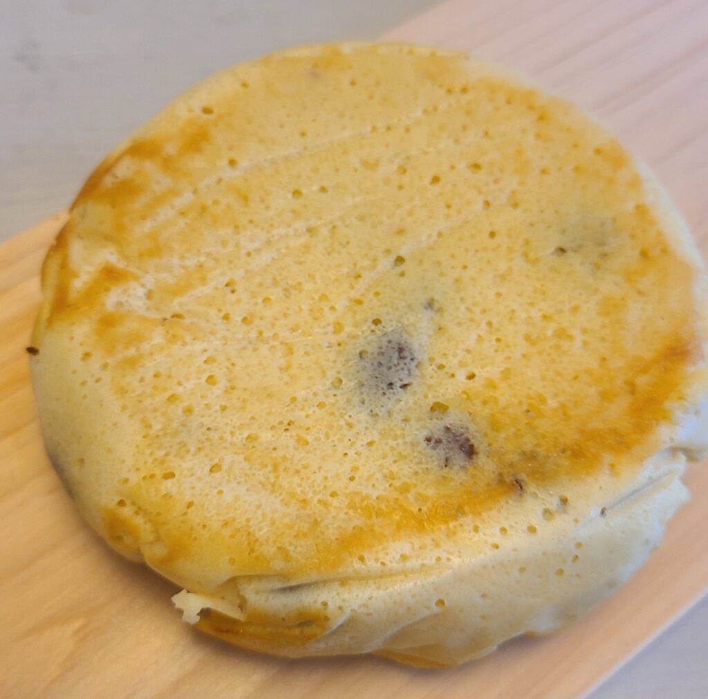 出来上がった金時豆入りおからパウンドケーキがカッティングボードの上に載っている写真。