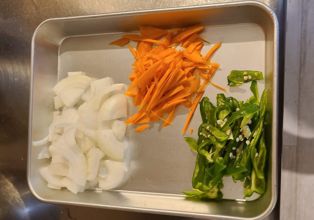 料理バットに入っている千切りした野菜