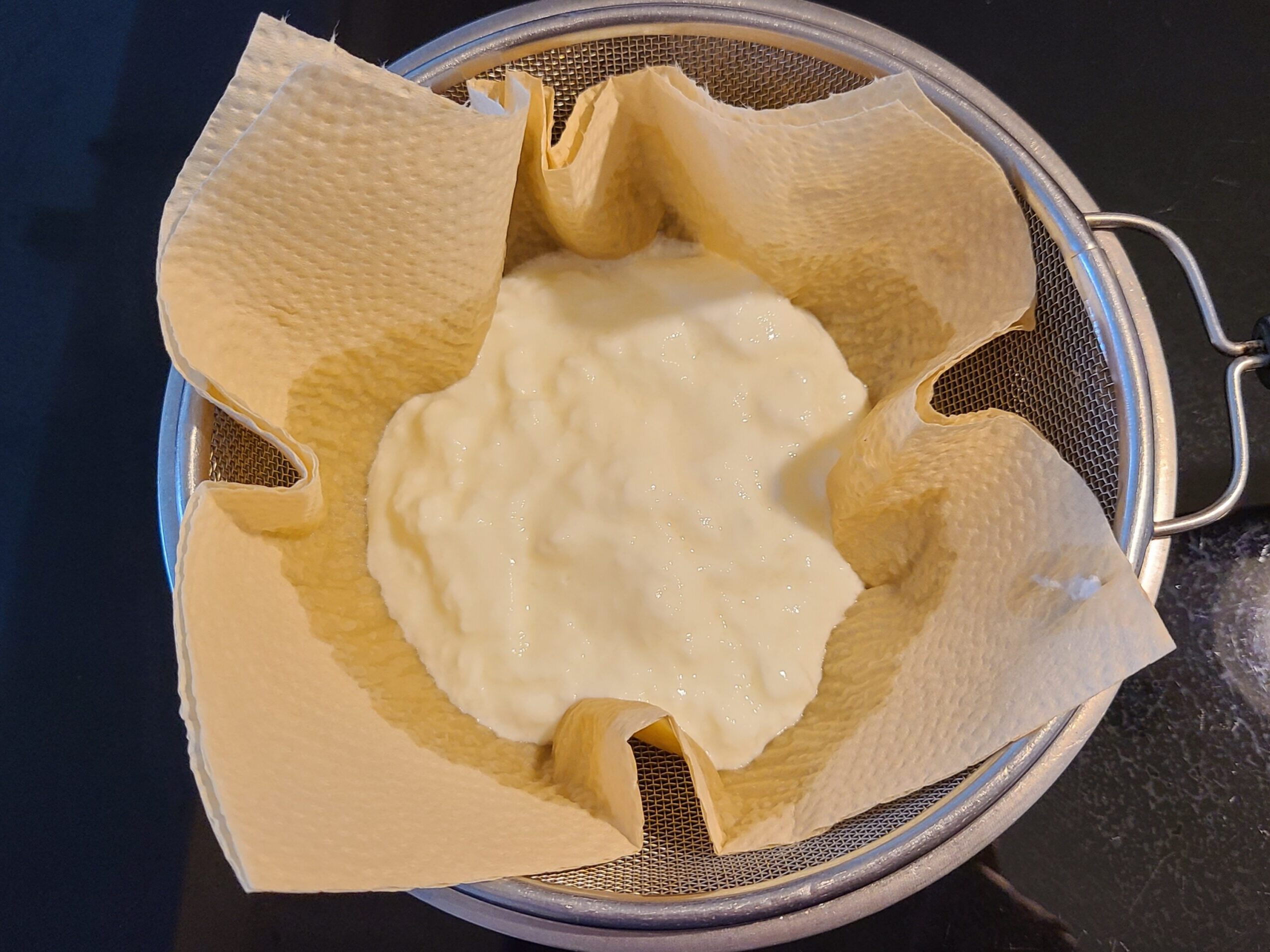ザルを使用したヨーグルトの水切りをしている様子