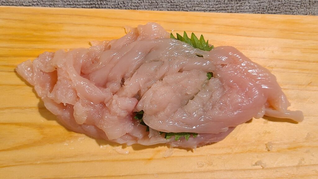 上下が鶏ささみ、その間に大葉とチーズが挟まっている写真。
