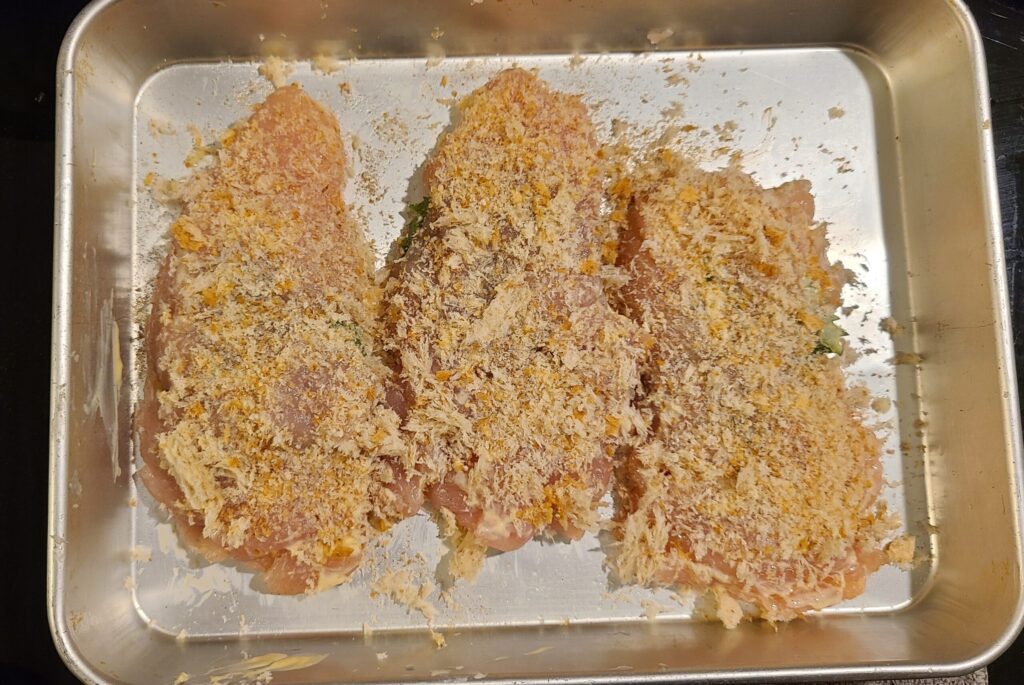 生のチキンカツにパン粉を塗した様子。