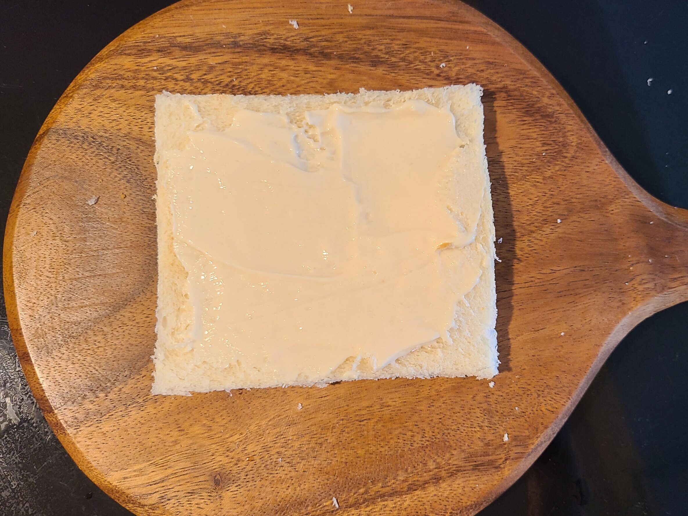 耳をカットした食パンにヨーグルトクリームを塗った写真