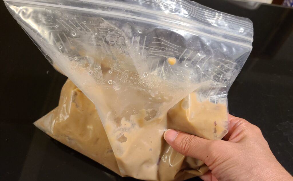 透明の袋に入っているアイスクリームを揉んでいる様子。