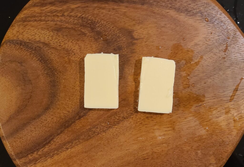 ベビーチーズを2つにカットした様子。
