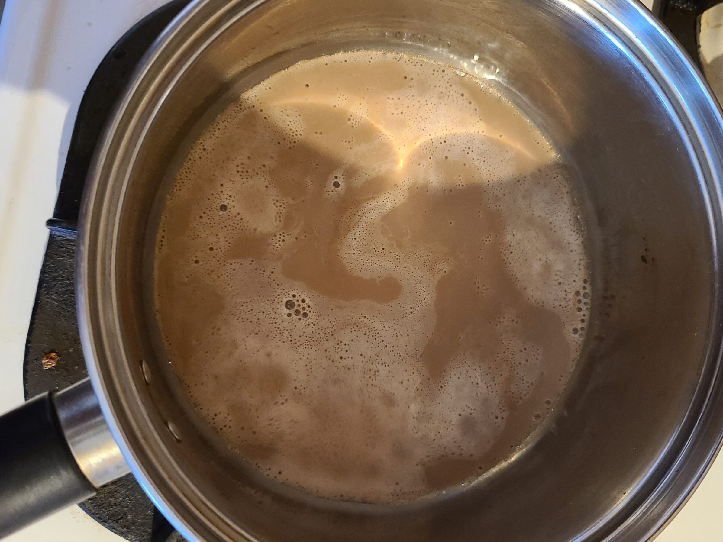 鍋に豆乳を入れて温めている様子。