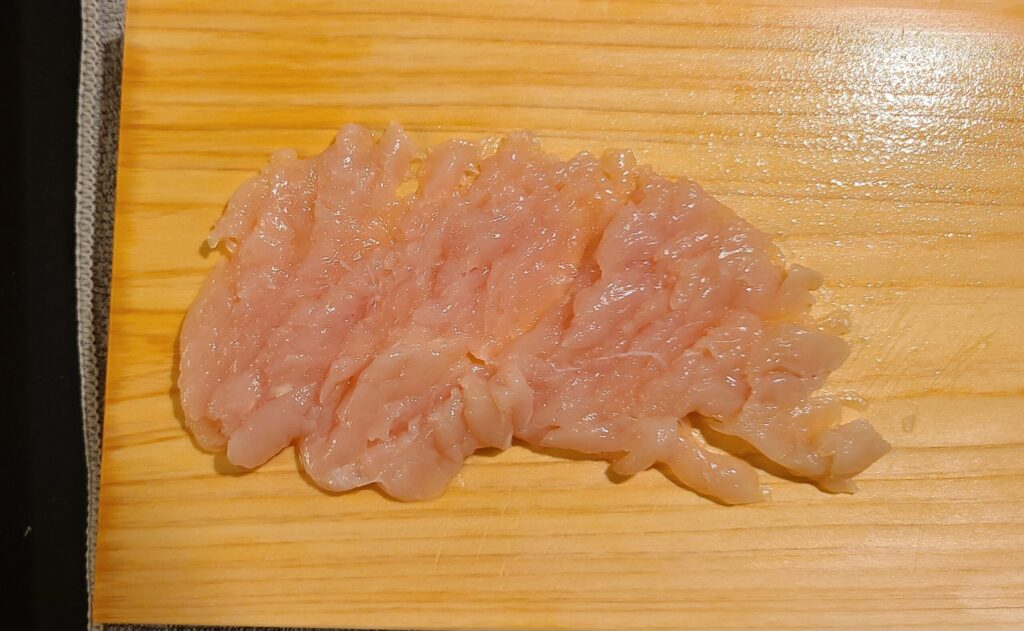 叩き潰して平になった鶏ささみ。