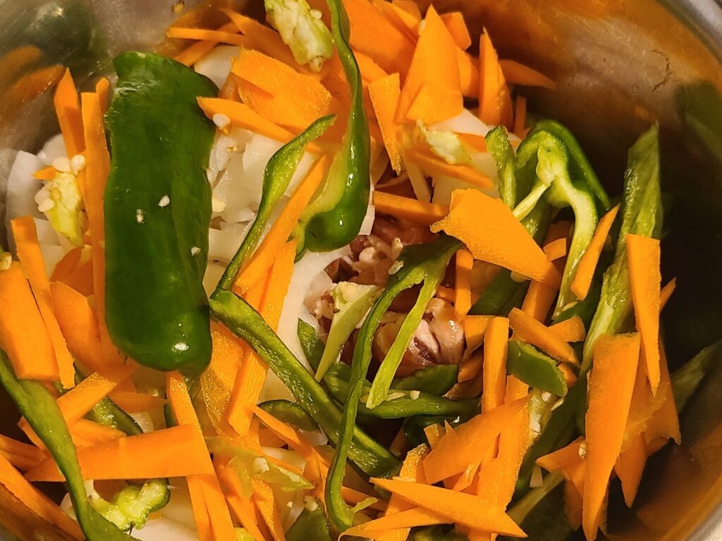 ボウルに入っている味付けされた豚肉と千切り野菜