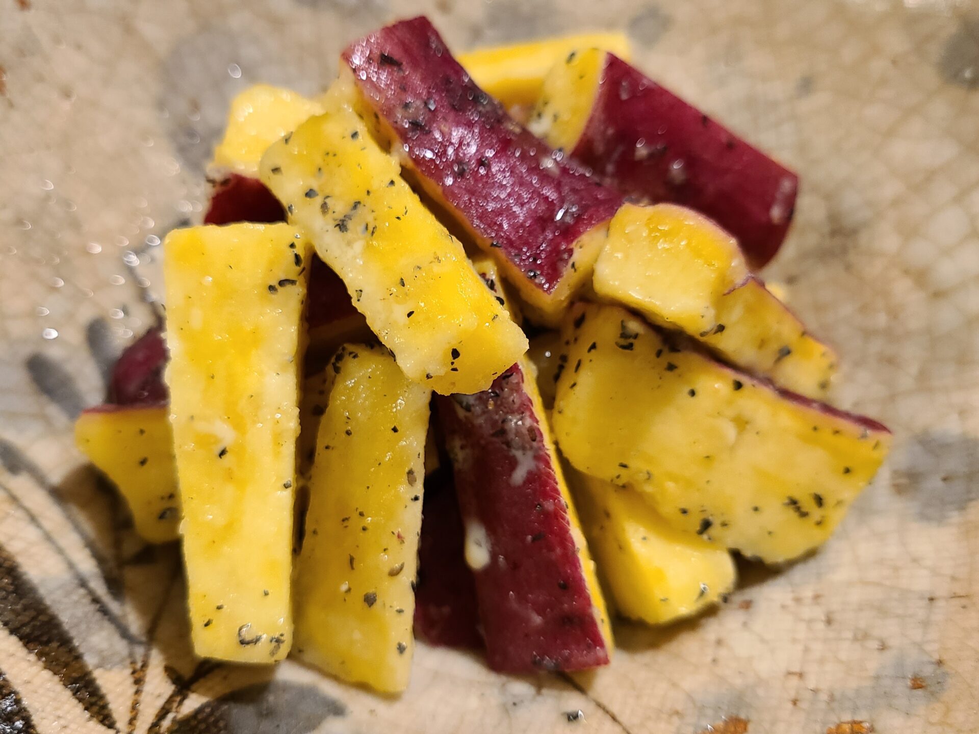 完成した塩バター風さつまいもスティックが器に盛られた写真