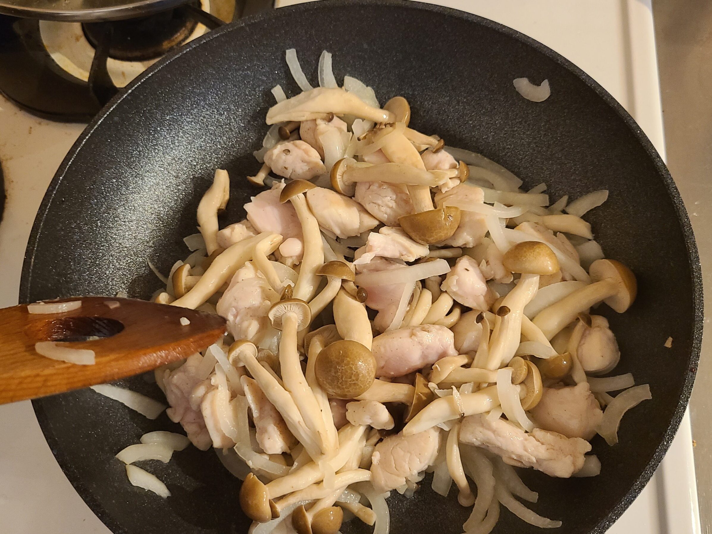 フライパンで材料を炒めている様子