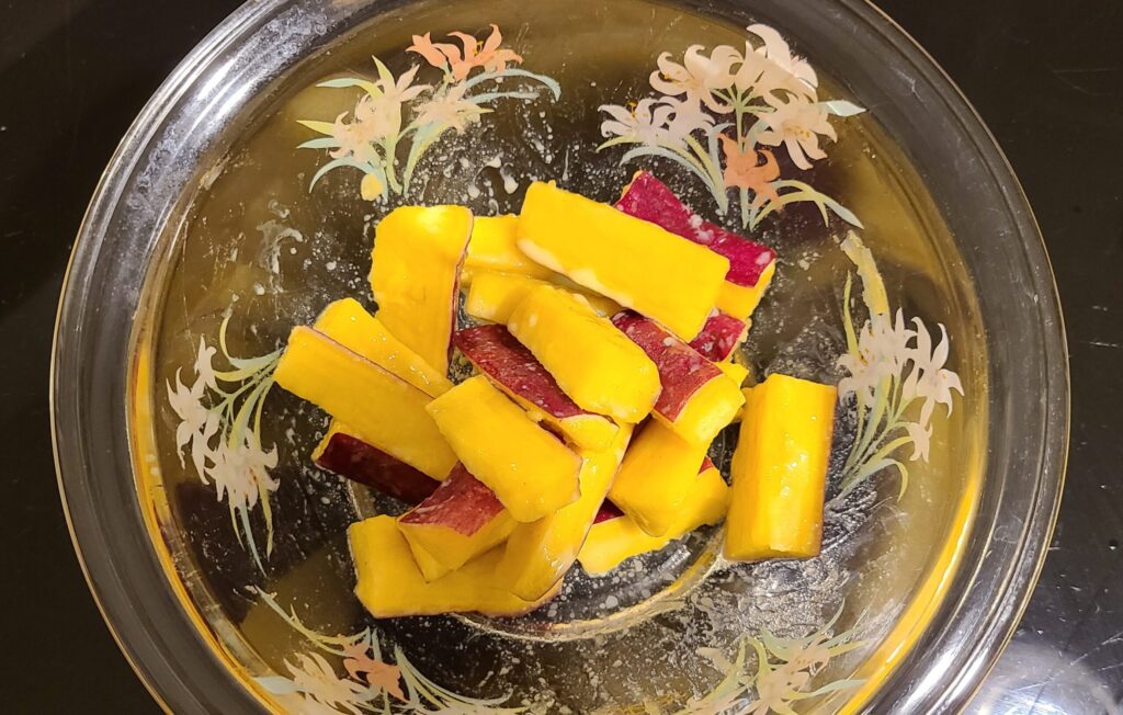 レンジで加熱されたさつまいもに、ラカントと塩とマーガリンが混ぜられている様子