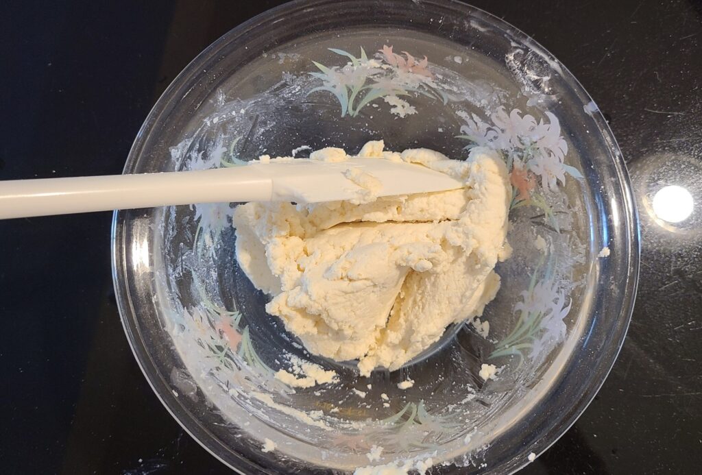 衣を作っている様子。白玉粉と絹豆腐とおからパウダーをボウルに入れ混ぜている写真