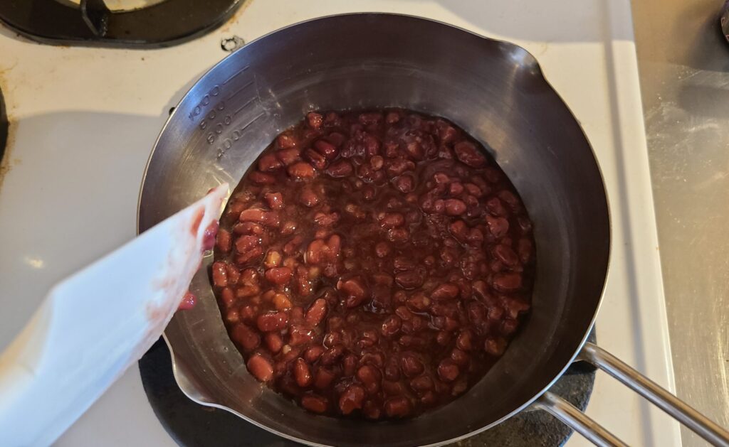 あずきとラカントを小鍋に入れ、煮詰めている様子