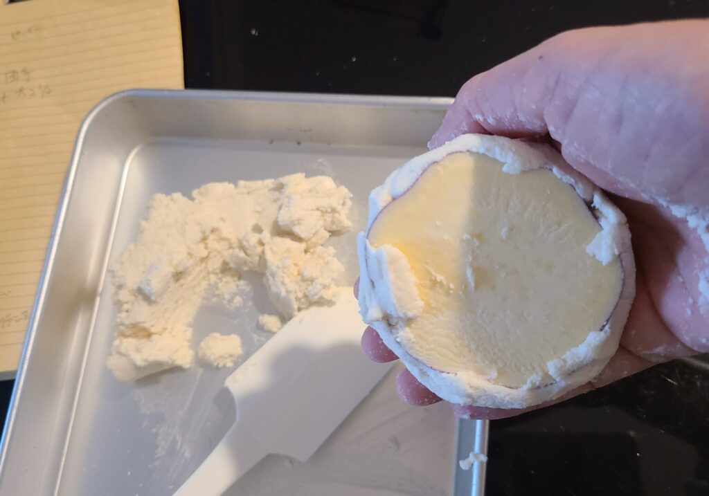 さつまいもを衣でつつんでいる様子